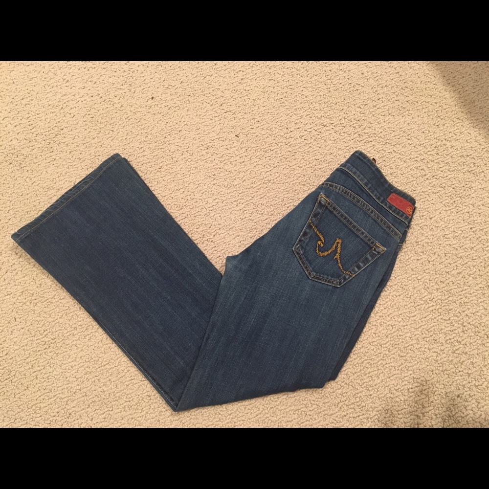 AG Jeans - Gamin fit. Flared leg.